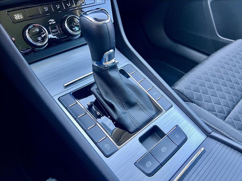 Škoda Superb 2,0 TDI DSG VIRTUAL ACC ZÁRUKA - fotka 38 z 48