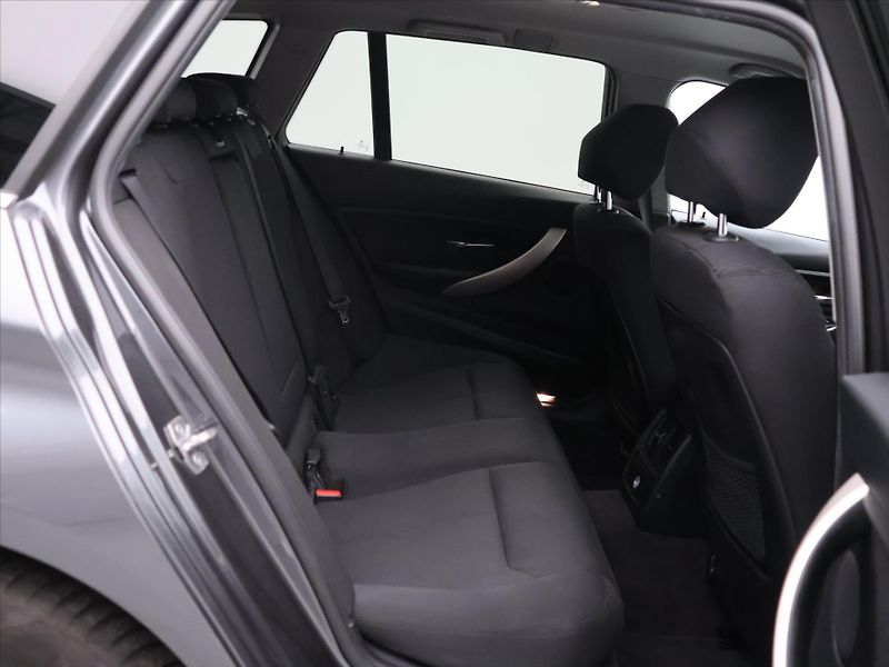 BMW Řada 3 2,0 320 XDrive 135kW Aut. - fotka 13 z 31