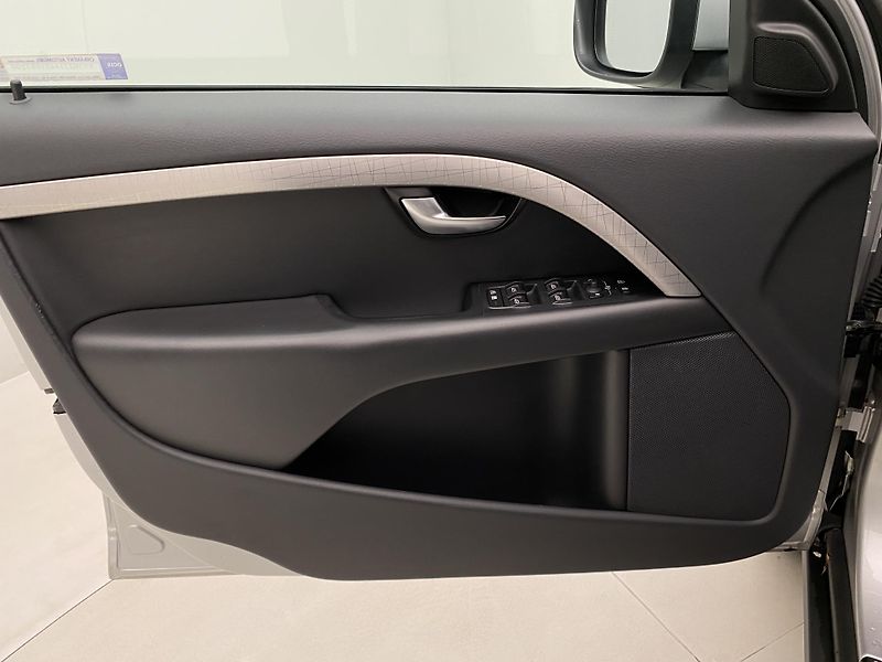 Volvo XC70 D5 AWD MOMENTUM - fotka 27 z 36