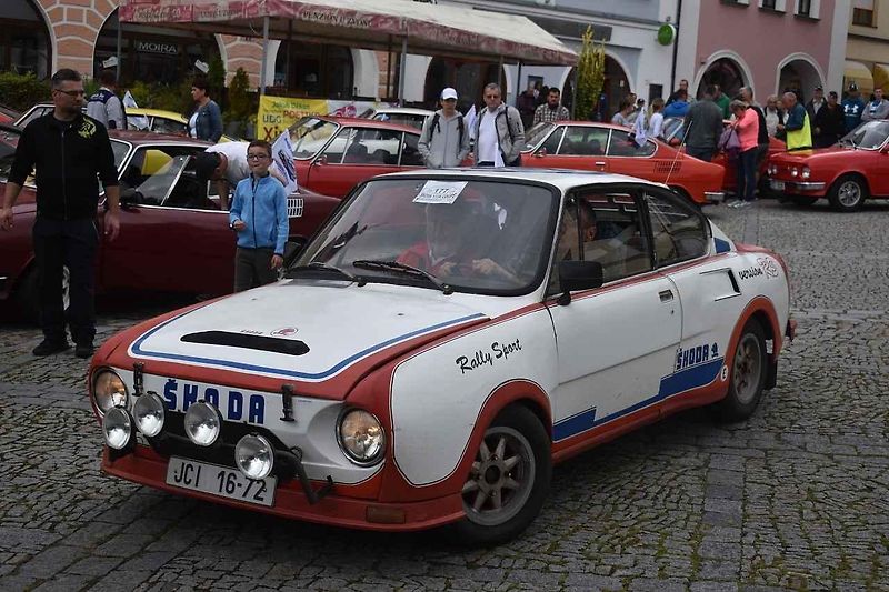 Tři z účastníků srazu před bránou továrny Škoda Auto v Kvasinách