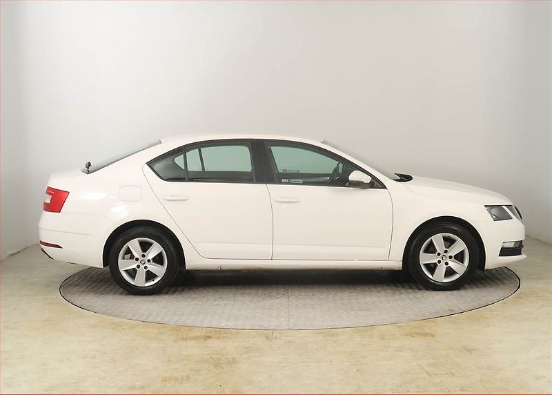 Škoda Octavia (2019) 1.6 TDI, Tempomat - fotka 6 z 19