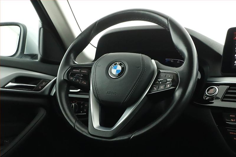 BMW Řada 5 (2021) 520d xDrive - fotka 8 z 21