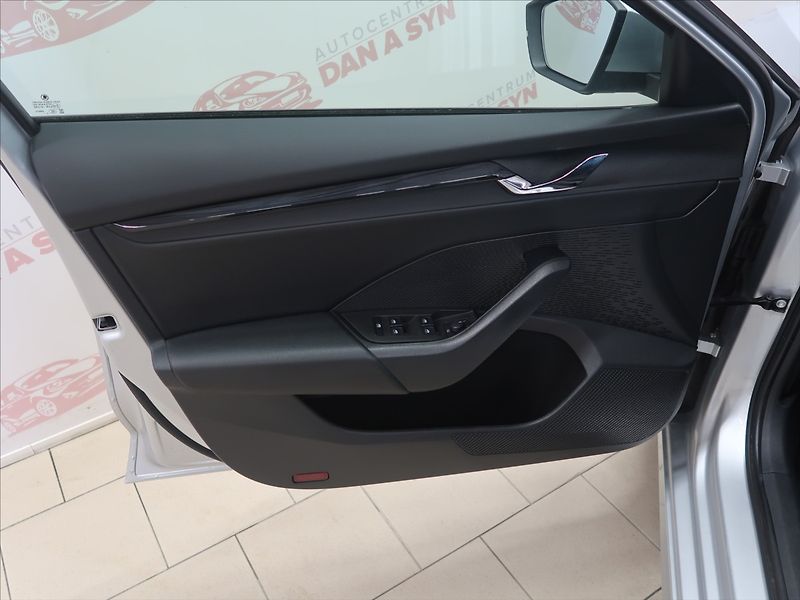 Škoda Octavia 2,0 TDI DSG 1.majitel CZ - fotka 10 z 34