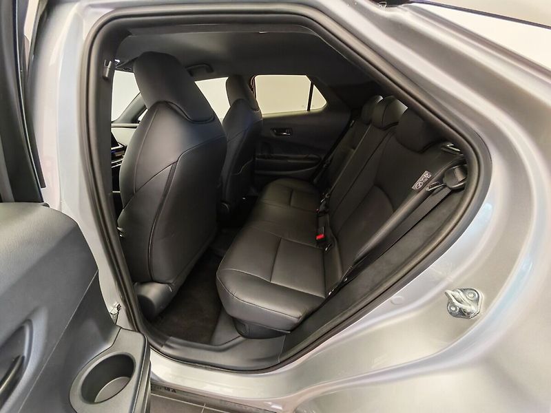 Toyota C-HR 2.0 Plug - in Hybrid ( 220k ) - fotka 21 z 37