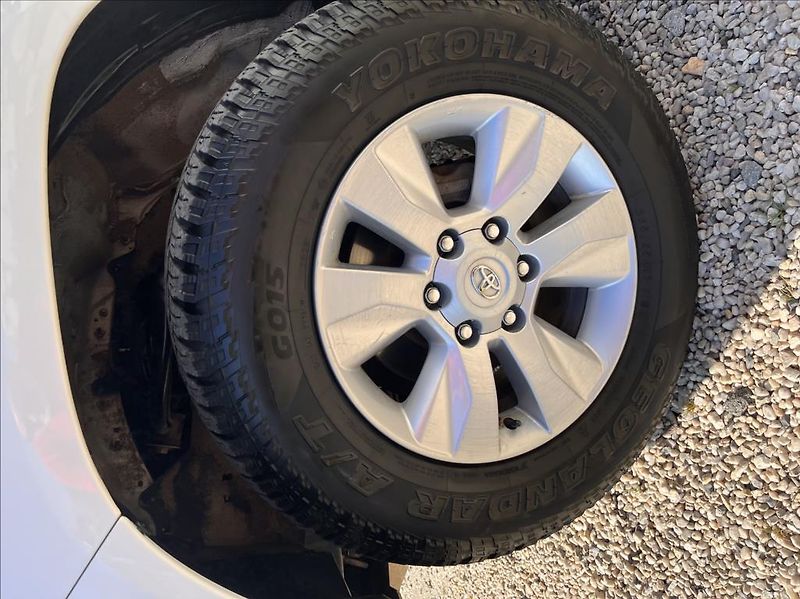 Toyota Hilux DC 2,4 D-4D 6 MT Active 4X4 - fotka 25 z 27