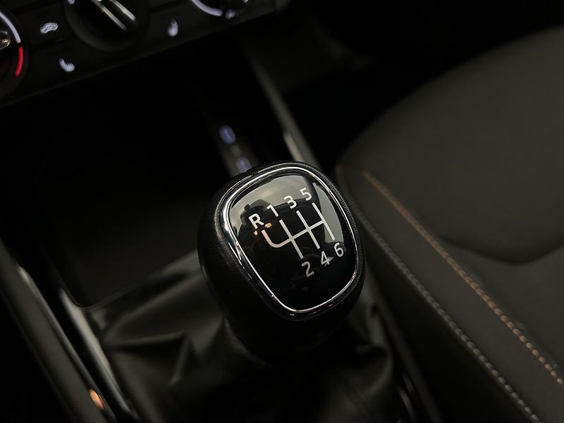 Škoda Scala 1.0 TSI Ambition - fotka 15 z 22