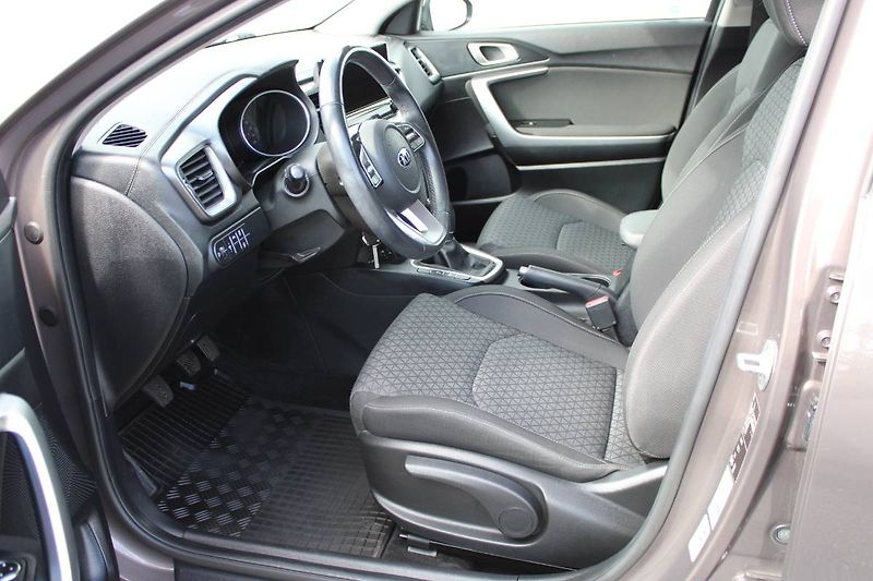 Kia Ceed (2020) 1.4 T-GDI TOP 103kW manuál LED - fotka 6 z 33