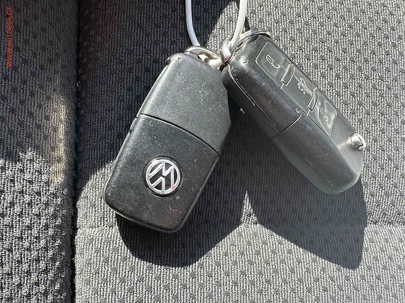 Volkswagen Golf (2005) 1.4i, AC, výhřev sed - fotka 15 z 15