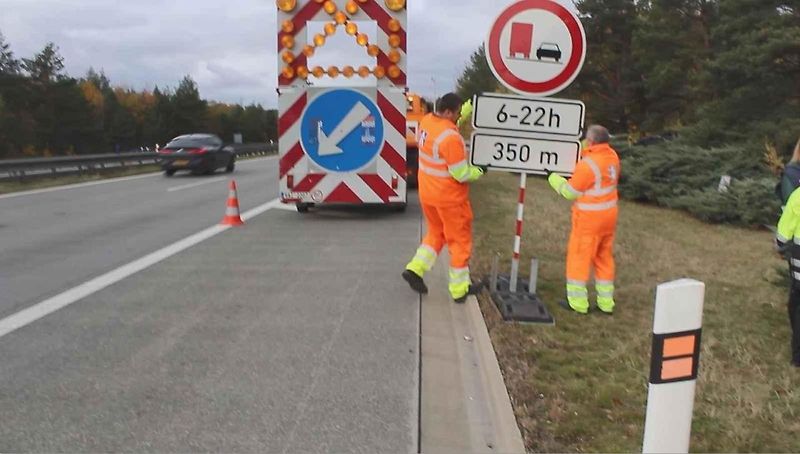 Značky zakazující předjíždění kamionů začaly platit hned při jejich instalaci, policie se na jejich dodržování zaměří.