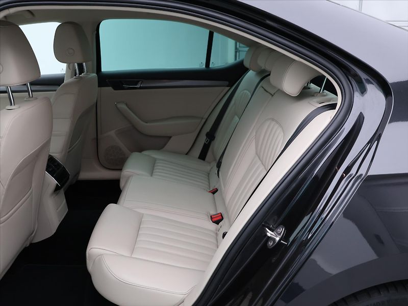 Škoda Superb 2,0 TDI 147kW Style 4x4 Kůže - fotka 14 z 35
