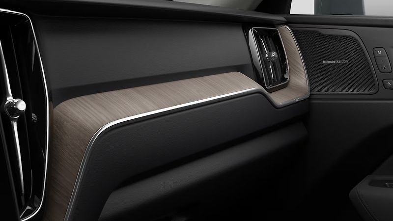 Volvo XC60 (2026) PLUS BRIGHT, B5 AWD, 184+10 kW - fotka 8 z 13