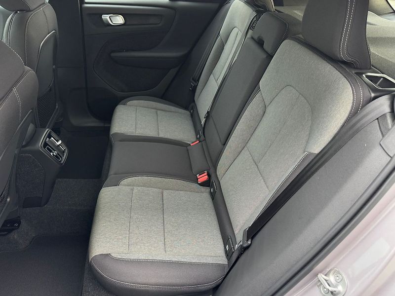 Volvo XC40 (2026) PLUS DARK B3, 360°, PIXEL LED - fotka 13 z 20