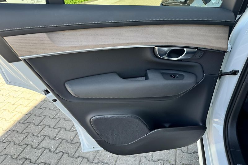 Volvo XC90 T8 AWD / 360 / kola/ REZERVACE - fotka 21 z 51