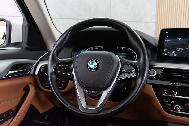 BMW Řada 5 530d xDrive*TAŽNÉ*N.TOPENÍ*ČR - fotka 18 z 48