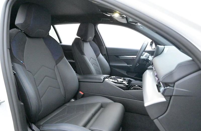 BMW i5 xDrive40 Touring M SoH 96% Taž - fotka 12 z 26