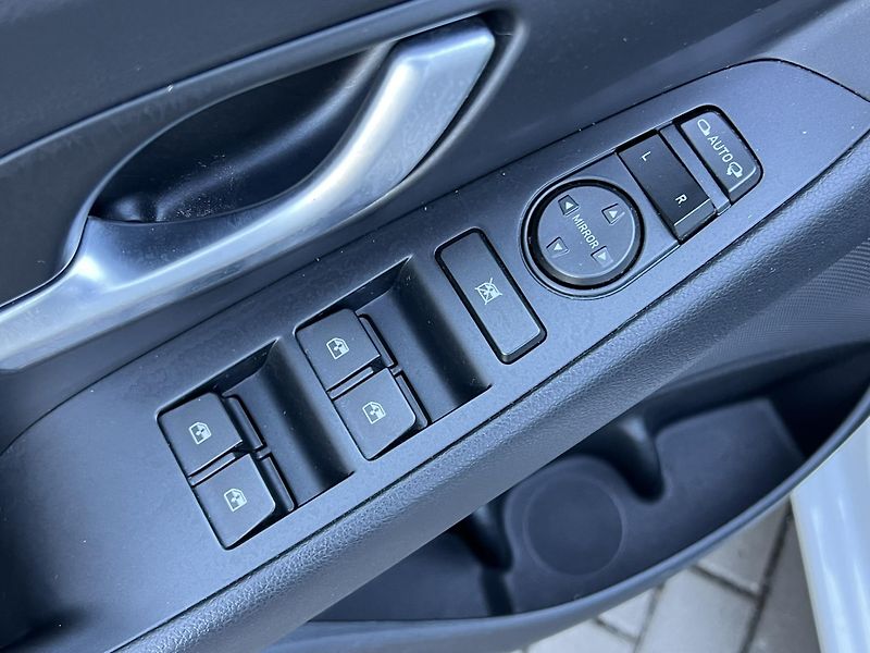 Hyundai i30 (2022) 1.5T-GDi 118kW SMART KAMERA - fotka 15 z 21