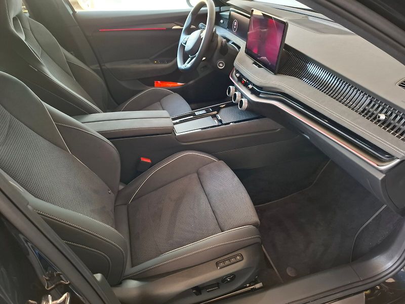 Škoda Superb (2025) SPORTLINE 4X4  A7A - fotka 16 z 28