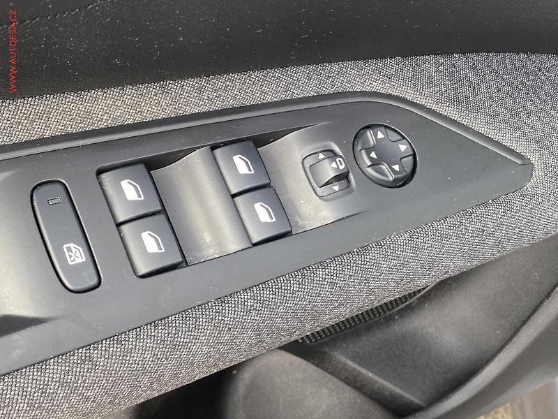 Peugeot 3008 (2021) 1.5 HDi, Style, AT, LED, navi - fotka 11 z 18