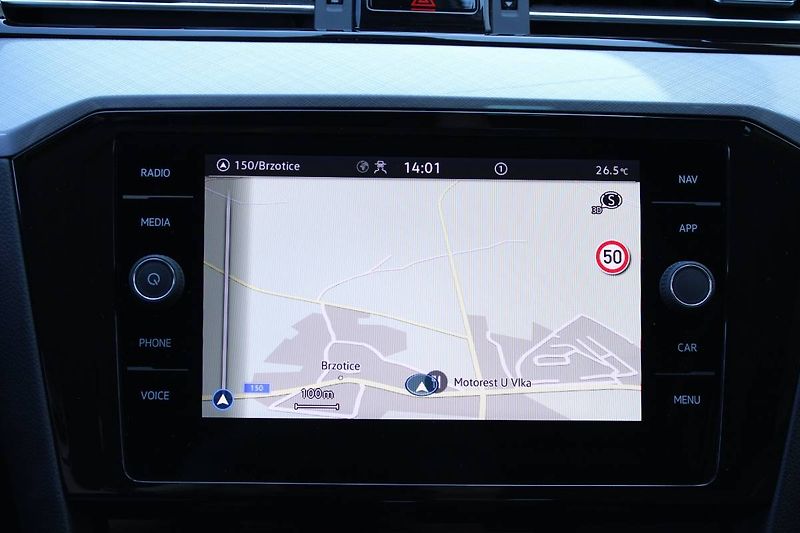 Volkswagen Passat (2022) 1.5 TSI 110kW DSG Head UP disp - fotka 12 z 35