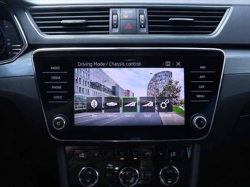Škoda Superb 2,0 TDI 147kW 4x4 DSG Style+ C - fotka 26 z 34
