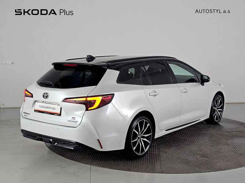 Toyota Corolla (2024) 2.0HEV 197k GR Dynamic - fotka 2 z 25