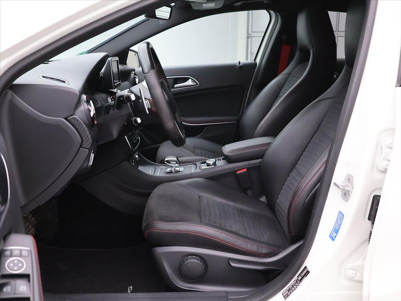 Mercedes-Benz Třídy A 2,0 45 265 kW 4Matic AMG Aut. - fotka 11 z 33