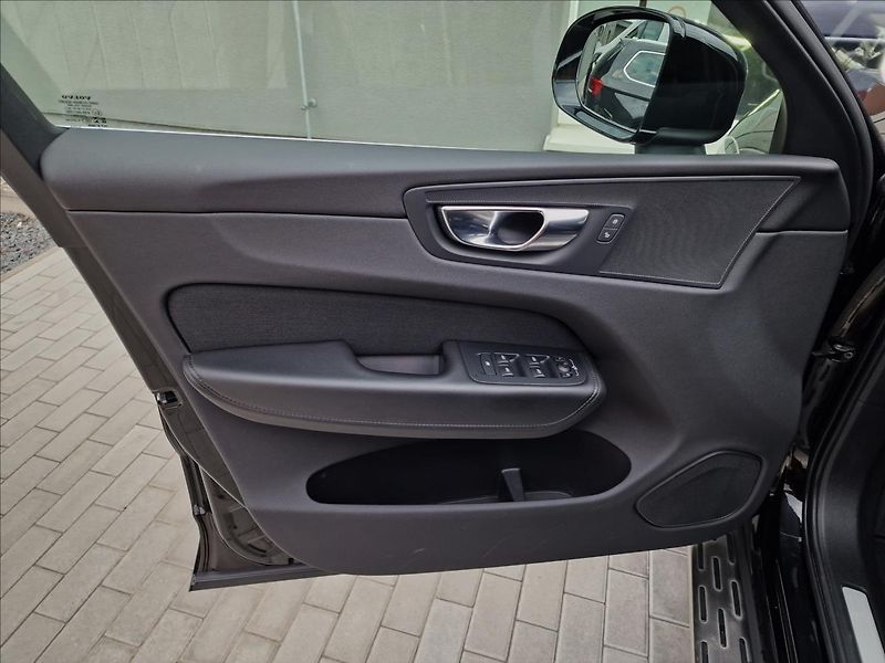 Volvo XC60 B4 145kW AWD Momentum Pro,ČR - fotka 36 z 50