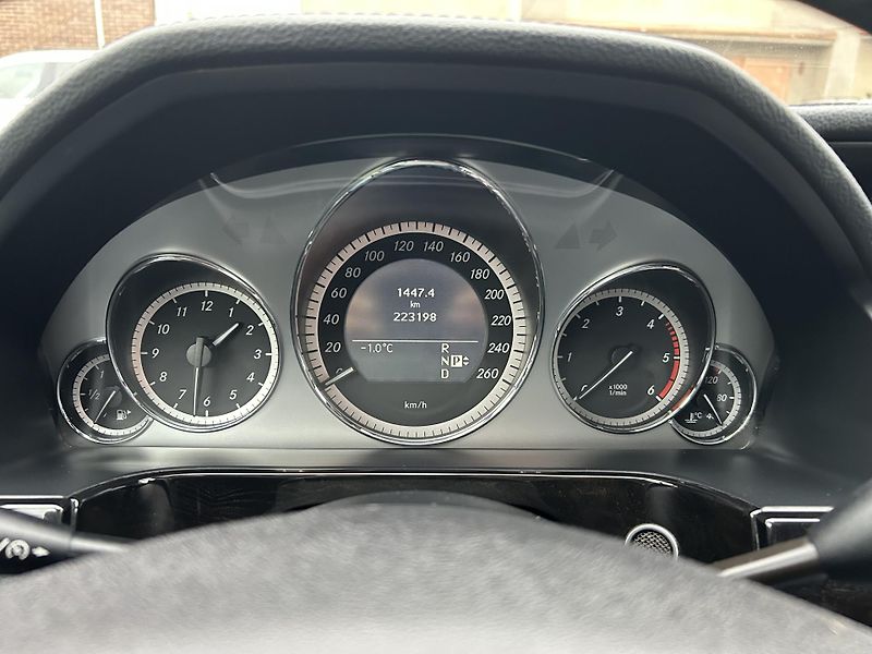 Mercedes-Benz Třídy E E350 CDI BlueEFFICIENCY 4Matic - fotka 26 z 45