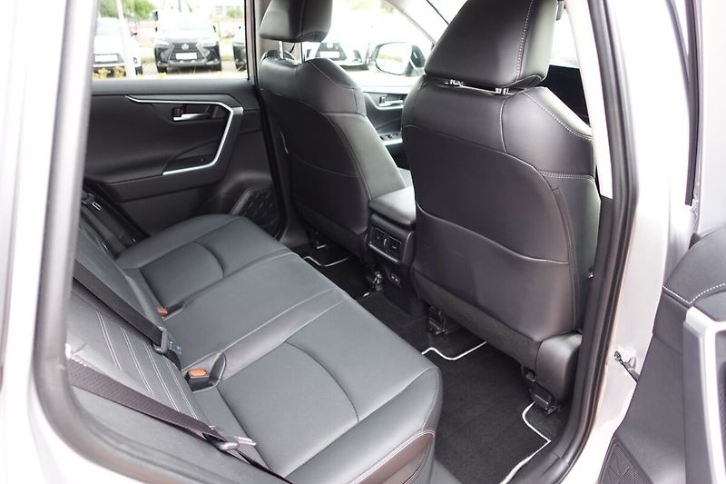 Toyota RAV4 2,5 HEV Executive FWD - fotka 15 z 36
