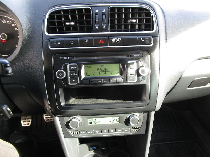 Volkswagen Polo (2011) 1,2TSI-77KW-NOVÁ STK+OLEJ - fotka 12 z 15