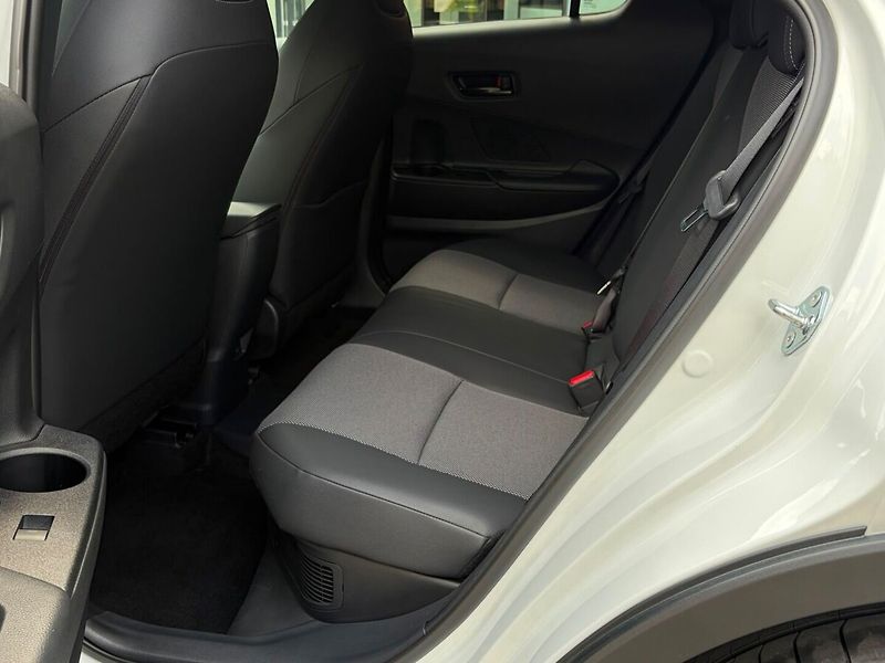 Toyota C-HR 2.0 PHEV Executive - fotka 15 z 21