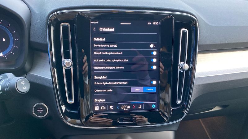 Volvo XC40 CORE, B3 FWD, 120+10 kW / 163+ - fotka 23 z 34
