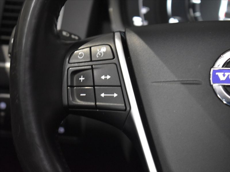 Volvo XC60 2,4 D4 AWD SUMMUM Bezklíč,BLIS - fotka 16 z 23
