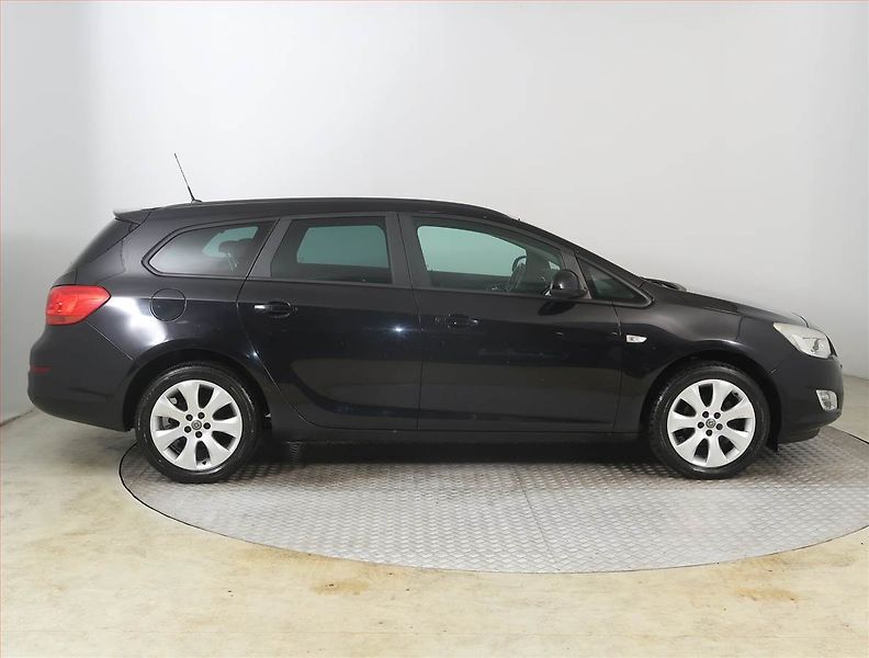 Opel Astra (2011) 1.4 T, Tempomat, Park. senzory - fotka 6 z 18