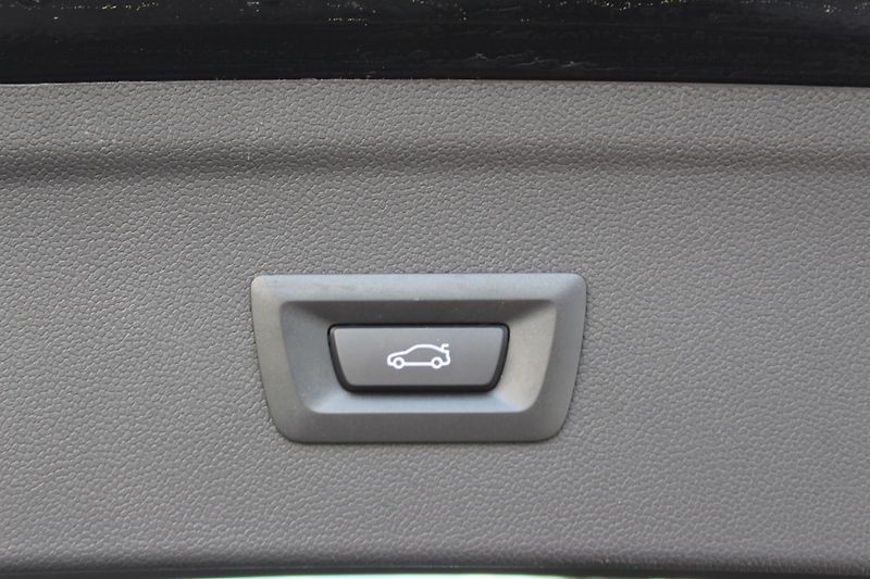 BMW iX xDrive45, 300kW - fotka 23 z 25