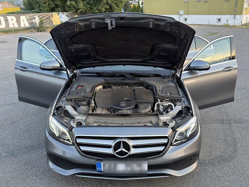 Mercedes-Benz Třídy E (2018) ODPOČTOVÝ Mercedes-Benz E 220d - fotka 13 z 15