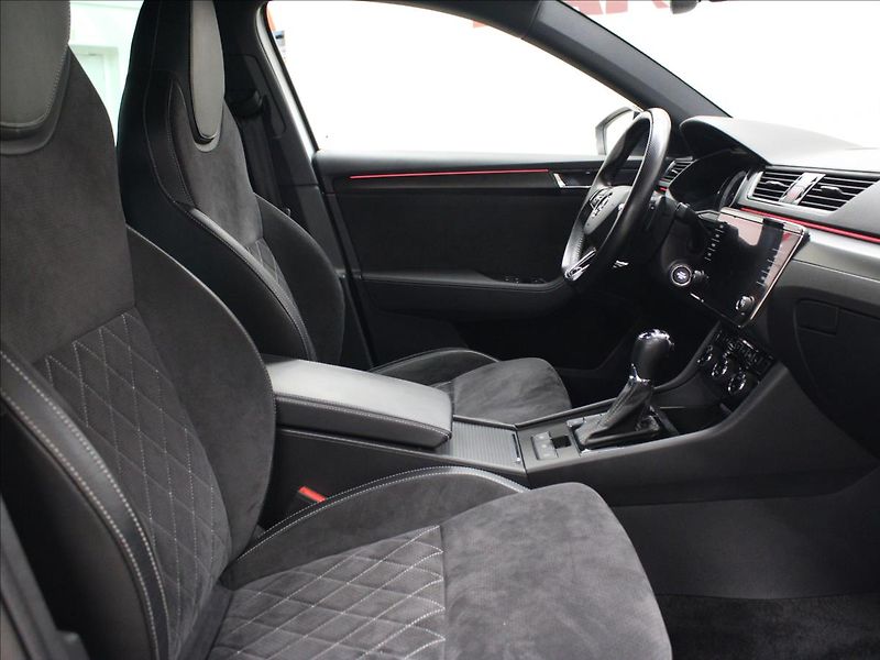 Škoda Superb 1,4 TSI iV DSG Sportline - fotka 12 z 39