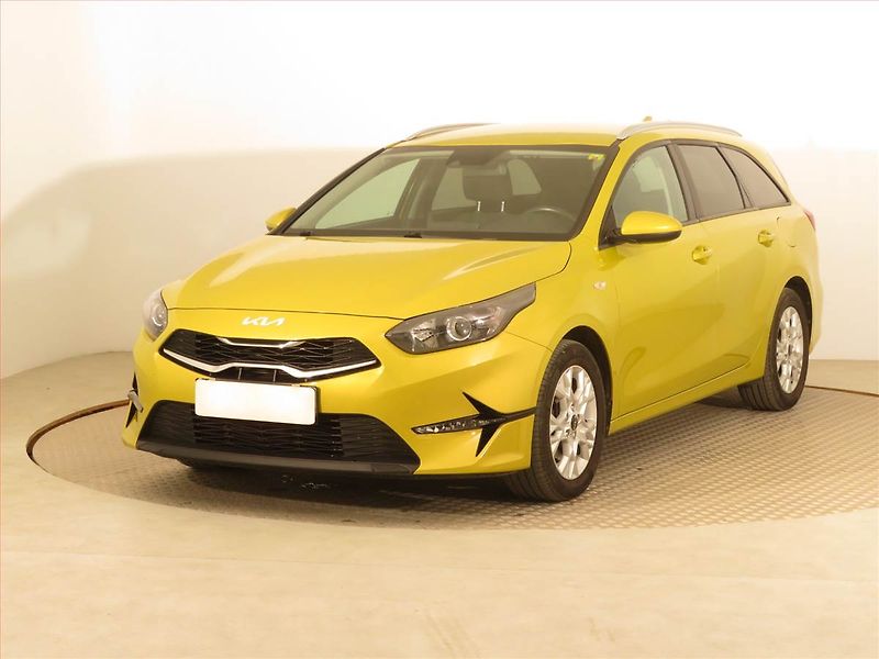 Kia Ceed (2022) Silver 1.5 T-GDI MHEV - fotka 2 z 16