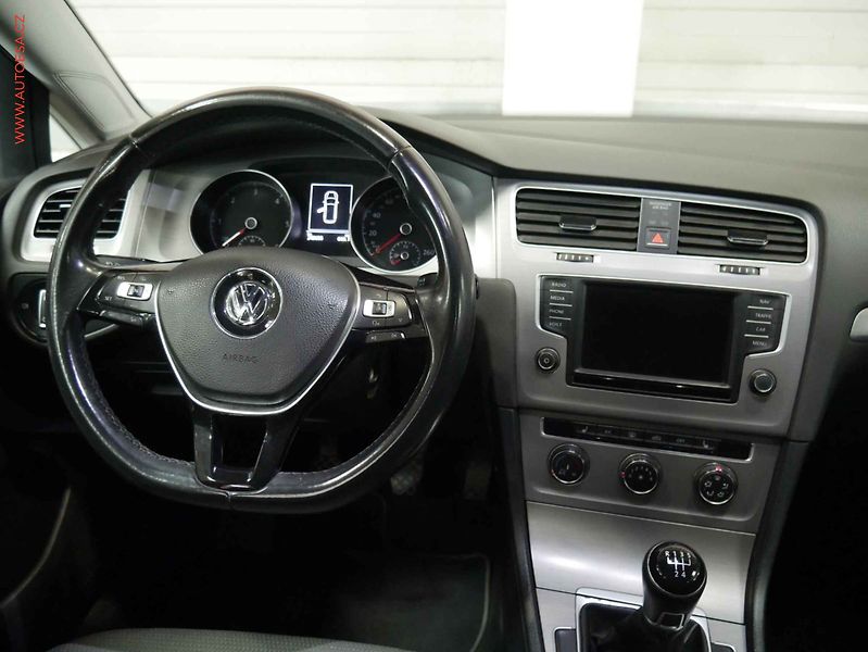 Volkswagen Golf (2015) 1.6TDi, Navi, panor - fotka 11 z 19