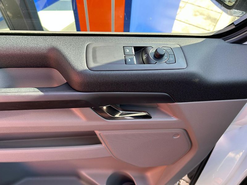 Ford Tourneo Custom 2.0 EcoBlue 110kW Titanium L1 - fotka 14 z 30