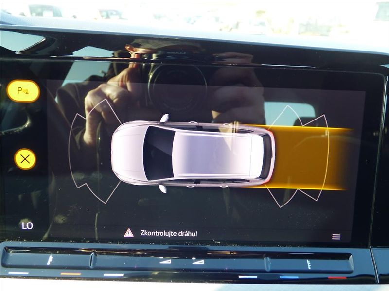 Volkswagen Golf 1,0 TSI Virtual Cockpit  Life - fotka 33 z 49