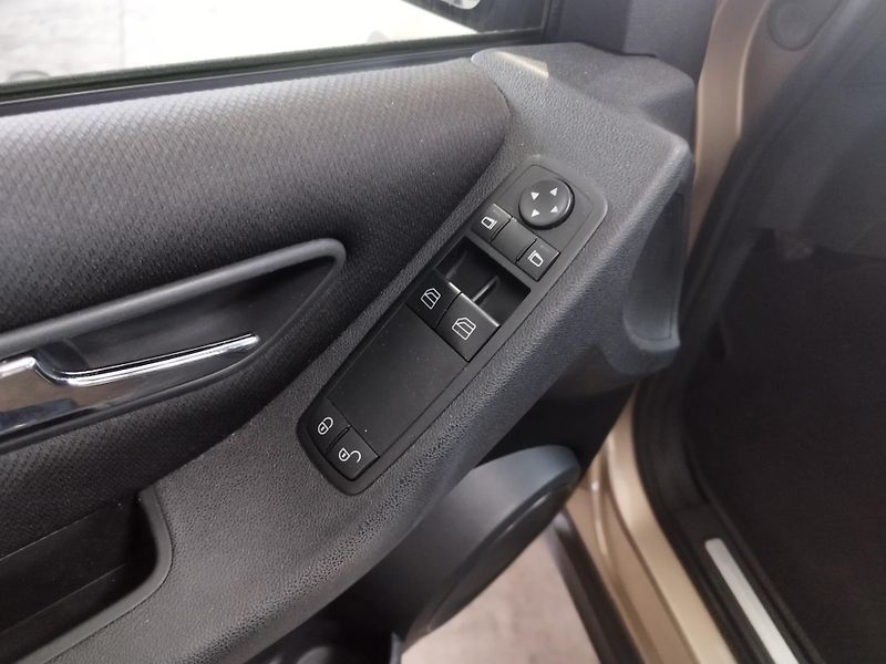 Mercedes-Benz Třídy A (2004) 1,7I,85KW,KLIMA,ALU,SER.KN - fotka 16 z 33