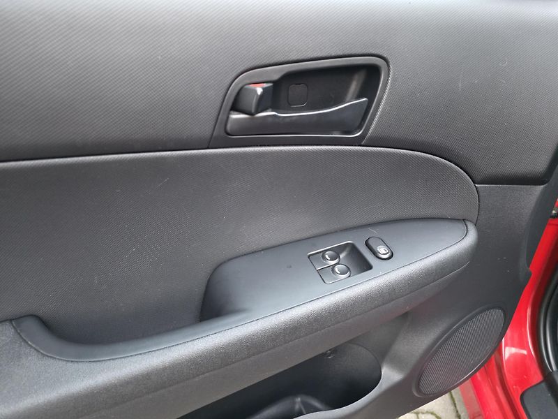 Hyundai i30 1.4-NÍZKÉ KM-TAŽNÉ-ALU - fotka 13 z 15