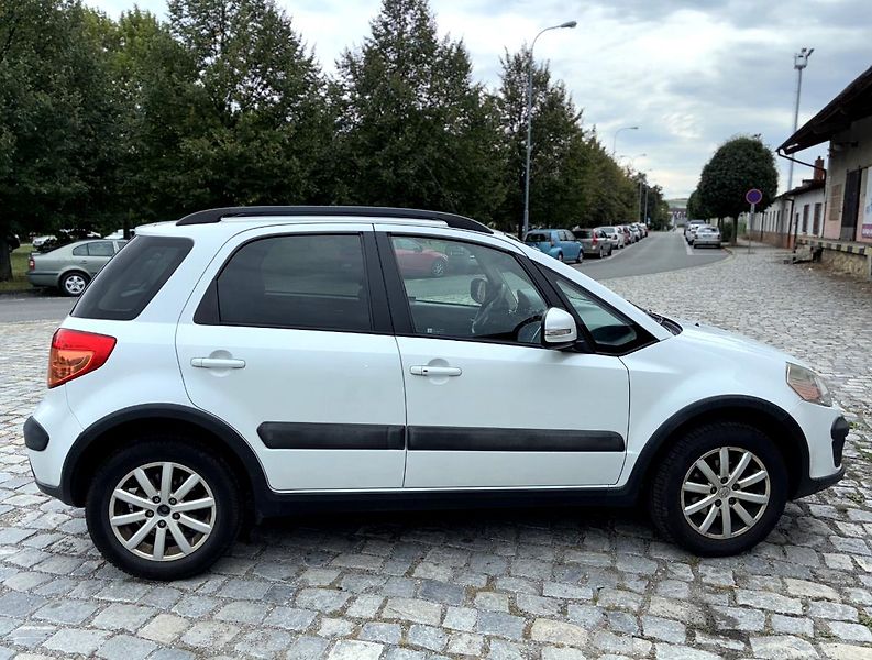 Suzuki SX4 (2012) Suzuki SX4 1.6 VVT 4WD, 88 kW - fotka 2 z 4