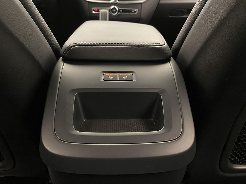 Volvo XC60 B4 AWD DARK PLUS AUT REZERVACE - fotka 31 z 48