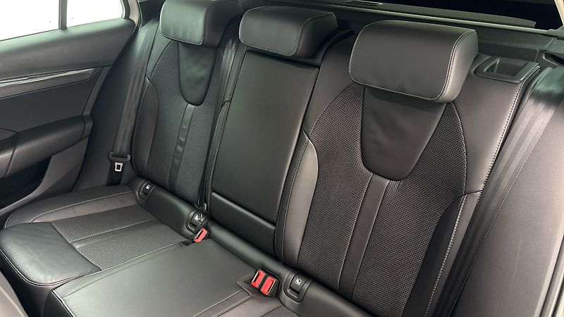 Škoda Octavia 2.0 TDI Style Combi - fotka 16 z 26