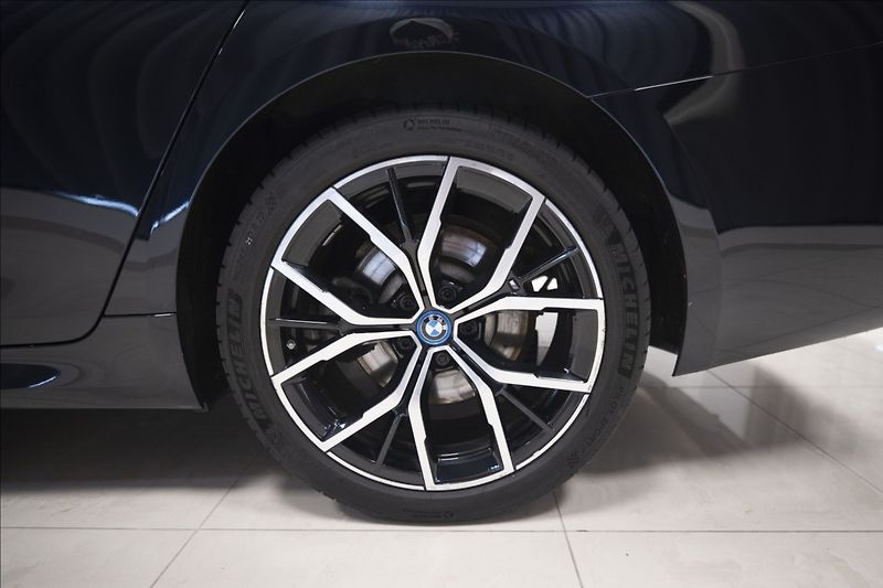 BMW Řada 5 530e xDrive M Sport ČR DPH   2 - fotka 34 z 42