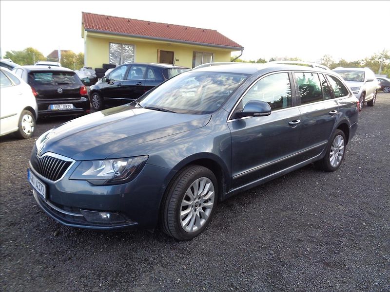 Škoda Superb 2,0 - fotka 11 z 14