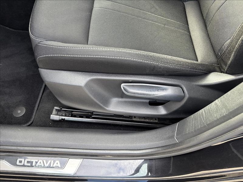 Škoda Octavia 2,0 TDI 110kW Style - fotka 26 z 48