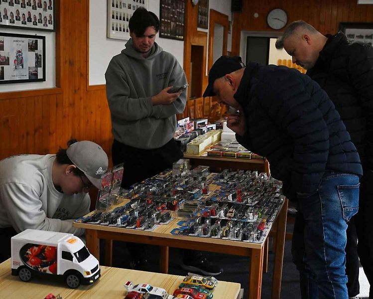 V prostorách budovy jirkovské hasičské zbrojnice se konala burza autíček a hraček.